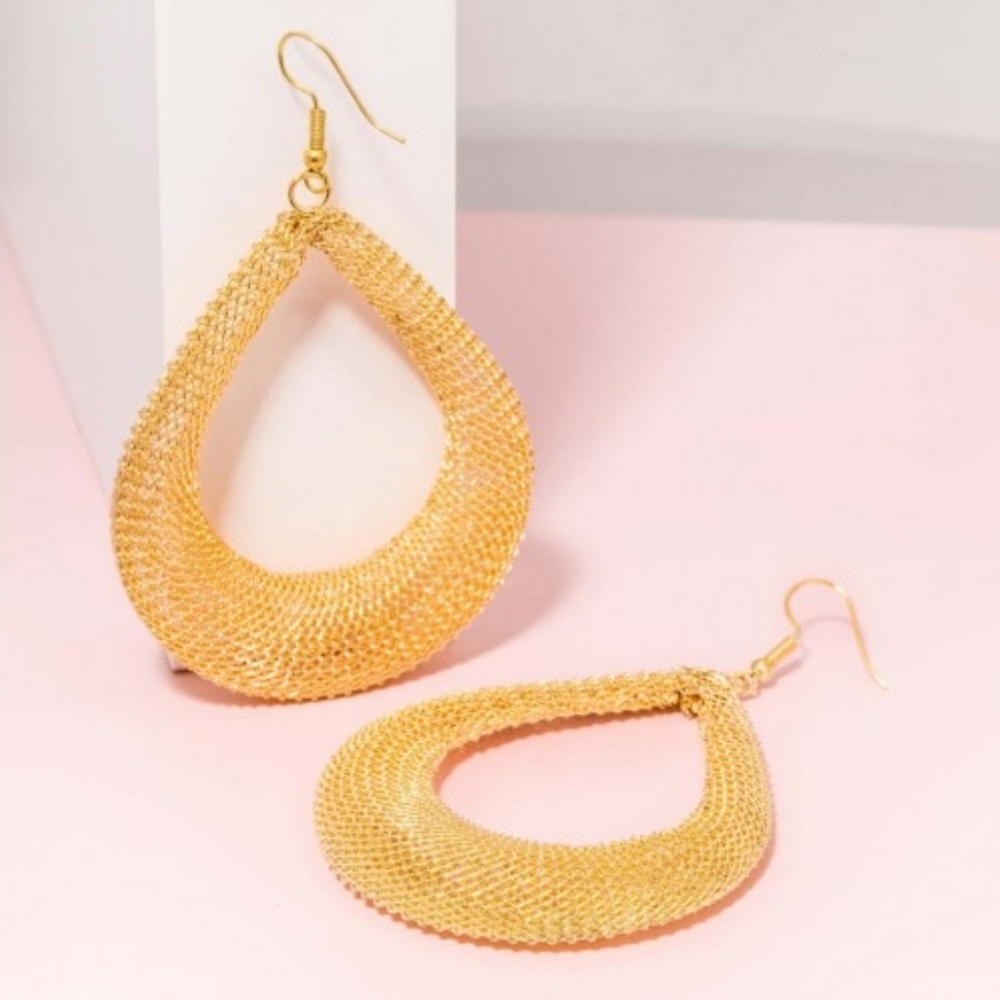 Luxury Avenue Gold Pendant Earrings LEOLIANE Gold